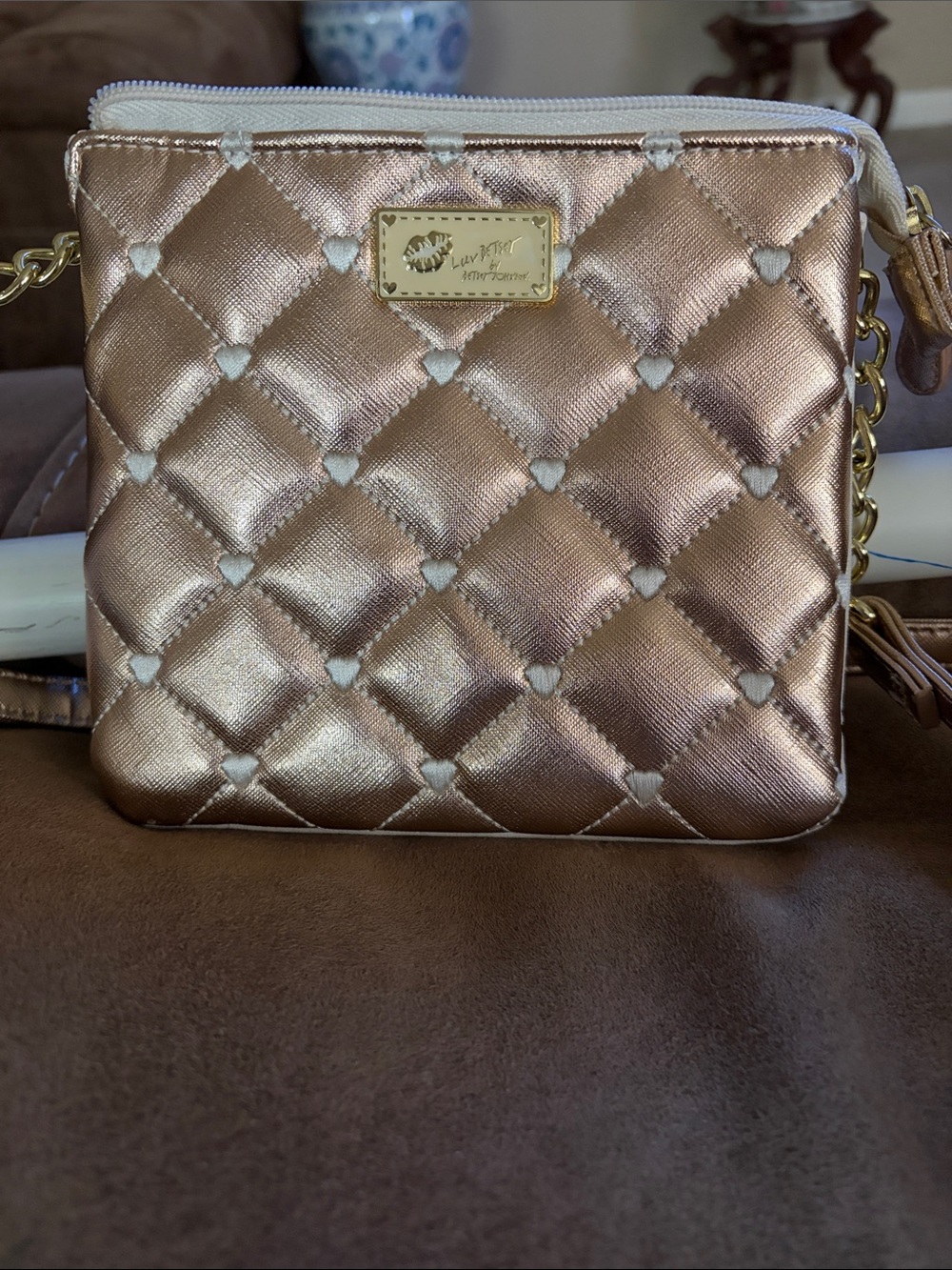 Betsey Johnson Quilted Metallic Gold with white hearts Crossbody Bag like new - Picture 3 of 6